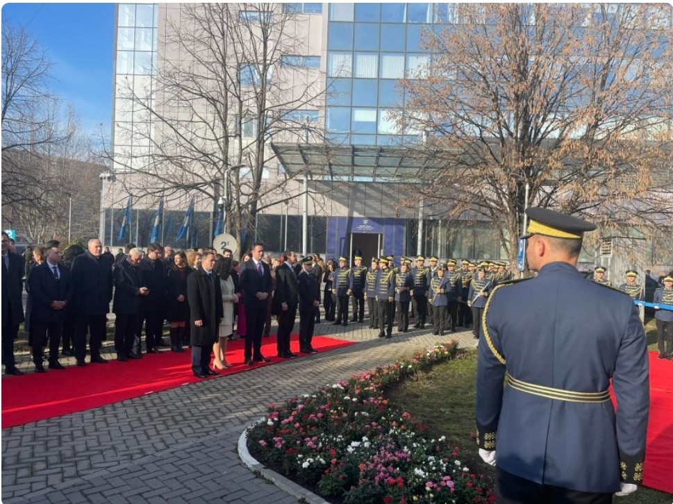 Flamuri shtetëror ngritet me ceremoni për nder të 15-vjetorit të Pavarësisë