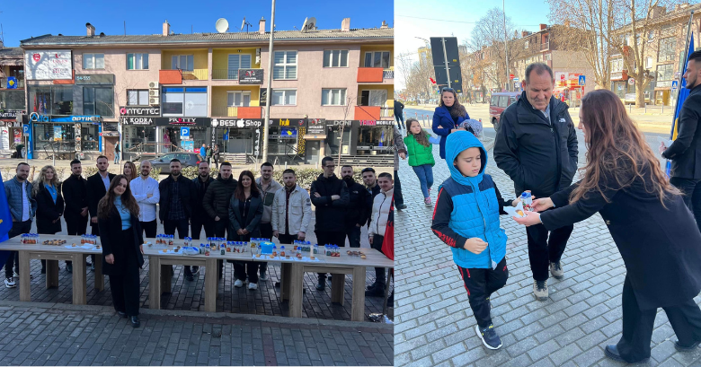 Të rinjtë e AAK-së shërbejnë me pije dhe ëmbëlsira qytetarët në nder të 15 vjetorit të Pavarësisë