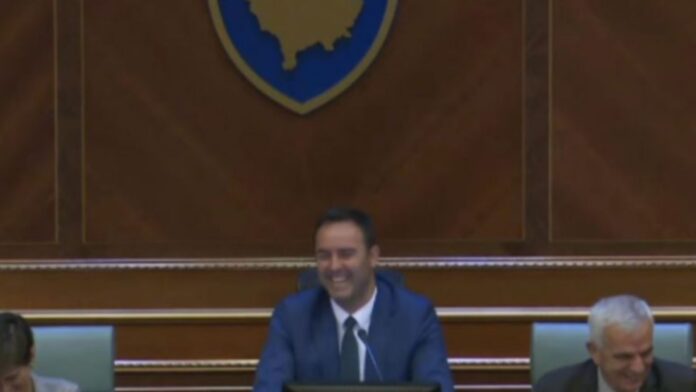 Konjufca shkakton të qeshura në Kuvend: Nuk qenkam njoftuar për përqafimet e opozitës me Martin Berishajn