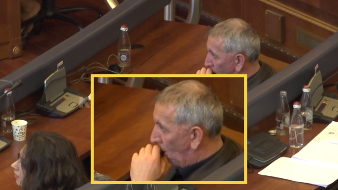 Deputeti Anton Quni tymos ‘vape’ nga ulësja e tij në Kuvend