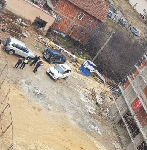 Bie nga ndërtesa një person në Fushë Kosovë, dërgohet me urgjencë në QKUK