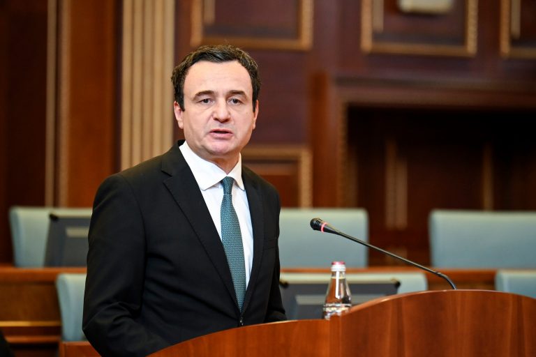 Kurti flet rreth largimit të qytetarëve nga Kosova