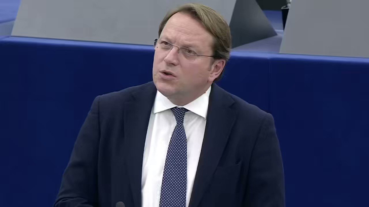 Harroi mikrofonin ndezur, Varhelyi i quan “idiotë” anëtarët e Parlamentit Evropian