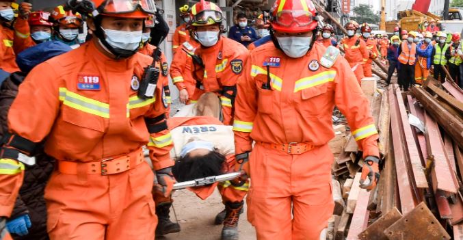 Gruaja shpëtohet pas 203 orësh e bllokuar nën rrënoja