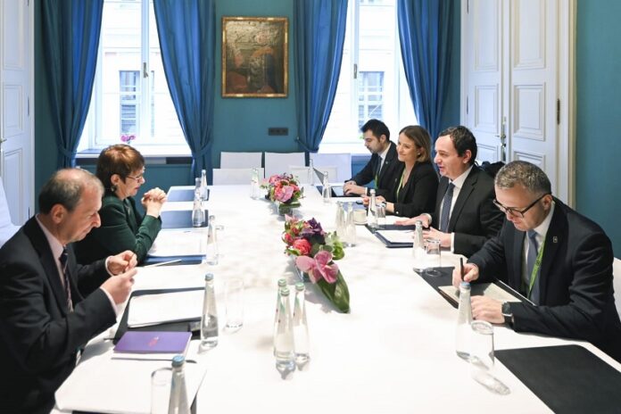 Kurti në Gjermani: Kosova po ndërmerr investime për të hapur vende të reja pune