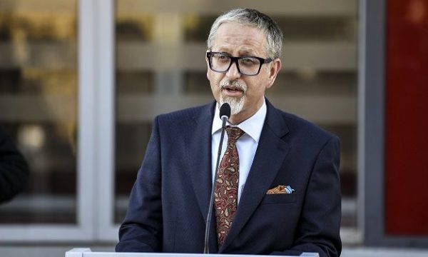 “Të përgjigjet doktori”, kështu i referohet Kurti Arben Vitisë