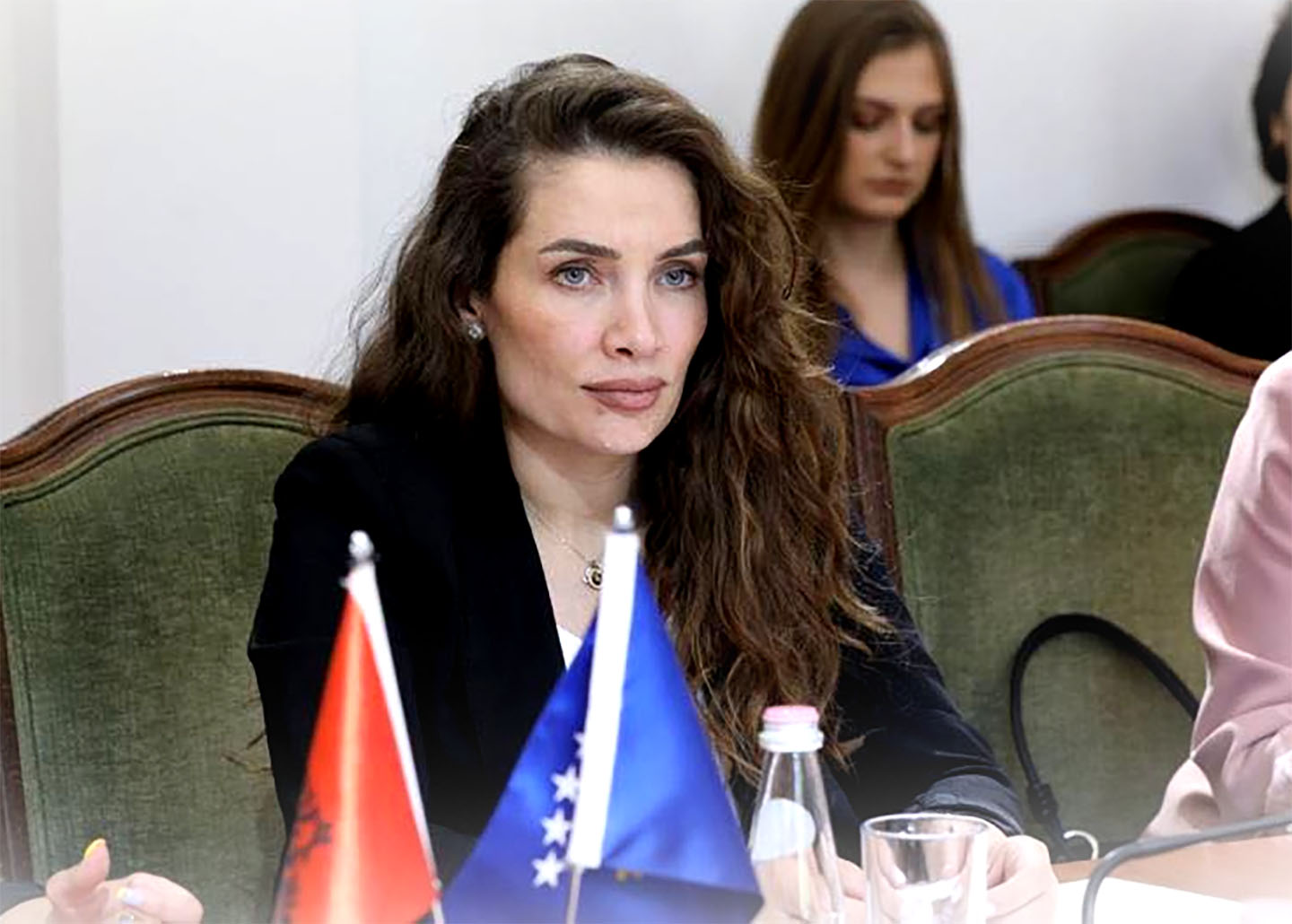 Musliu-Shoshi ironizon me Kurtin: Veç me 1 këmishë në Bruksel pa marrëveshje finale, pa njohje nga Serbia!