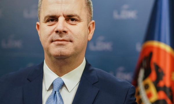 Azemi (LDK) kritikon Qeverinë: Nuk po i ruan raportet me SHBA-të