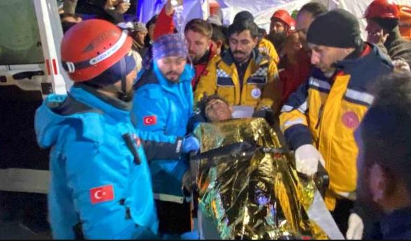 Gjëja e parë që kërkoi një 16-vjeçar turk pas 65 orësh nën rrënoja