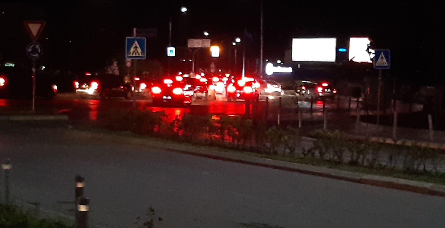 “Pse po ma zë rrugën”, nxehen gjakrat mes shoferëve te rrethi i flamurit, 25-vjeçari kërkon ndihmën e Policisë