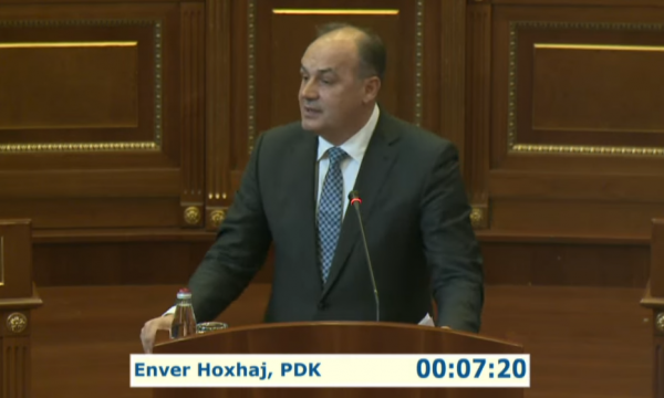 Hoxhaj – Kurtit: Kërko falje për dhunën të cilën e keni ushtruar në Kuvend