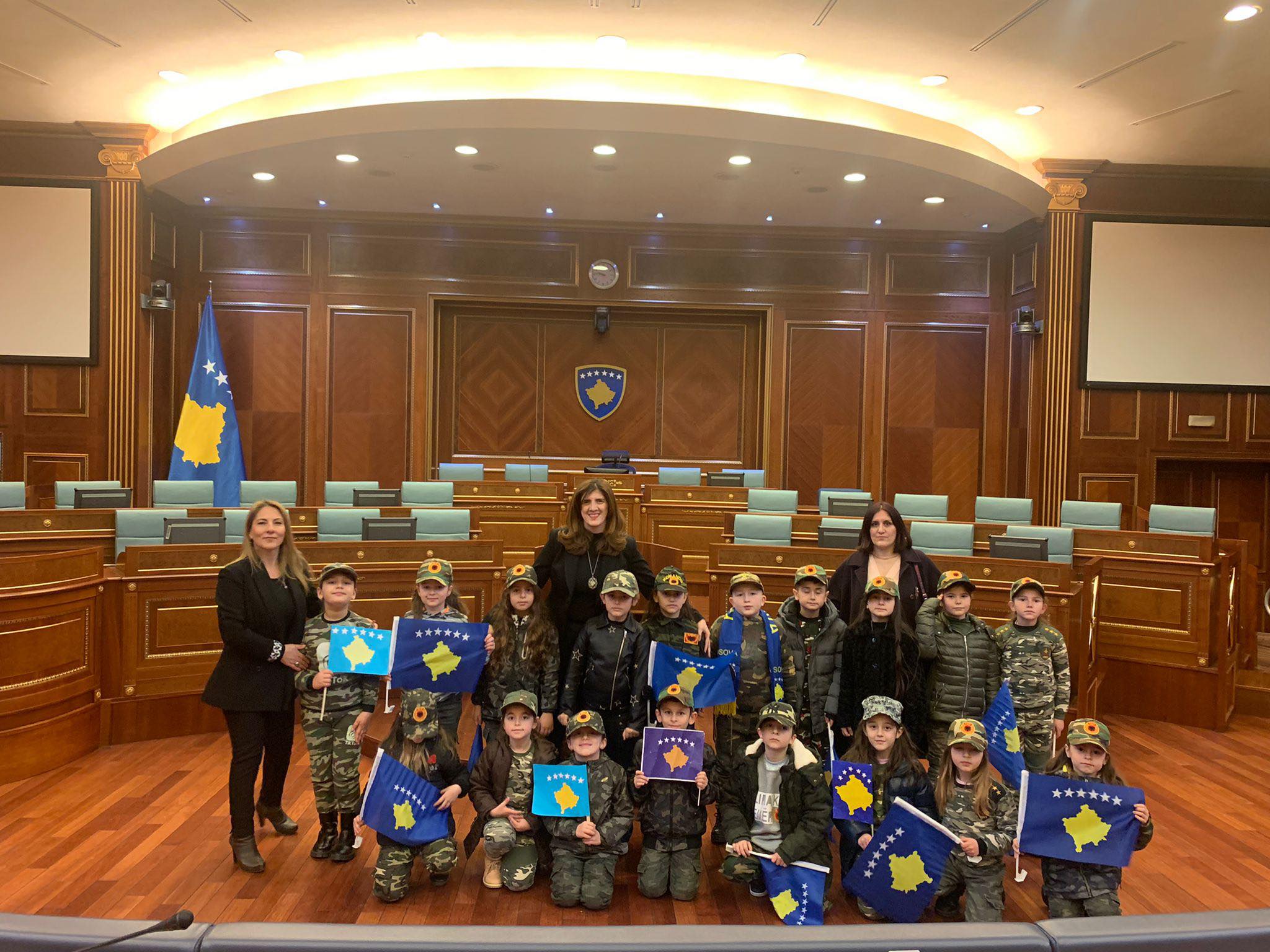 Fëmijët me uniforma të UÇK-së vizituan Kuvendin e Kosovës