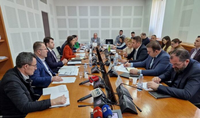 Komisioni miraton në parim ndryshimin e ligjit për shkarkimin e bordit të KPMM-së