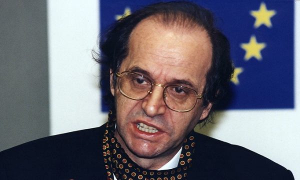 Adnan Merovci tregon në cilin muaj ish-presidenti Rugova nuk e mbante shallin