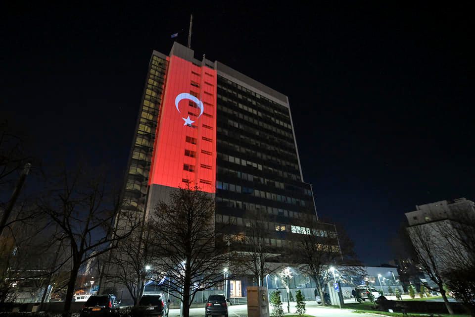 Qeveria e Kosovës ndriçon ndërtesën e saj me flamurin e Turqisë
