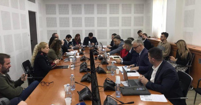 “Po i rehatoni kërkesat e Albinit dhe Dejonës”, përplasje në komision ku po raporton menaxhmenti i RTK-së