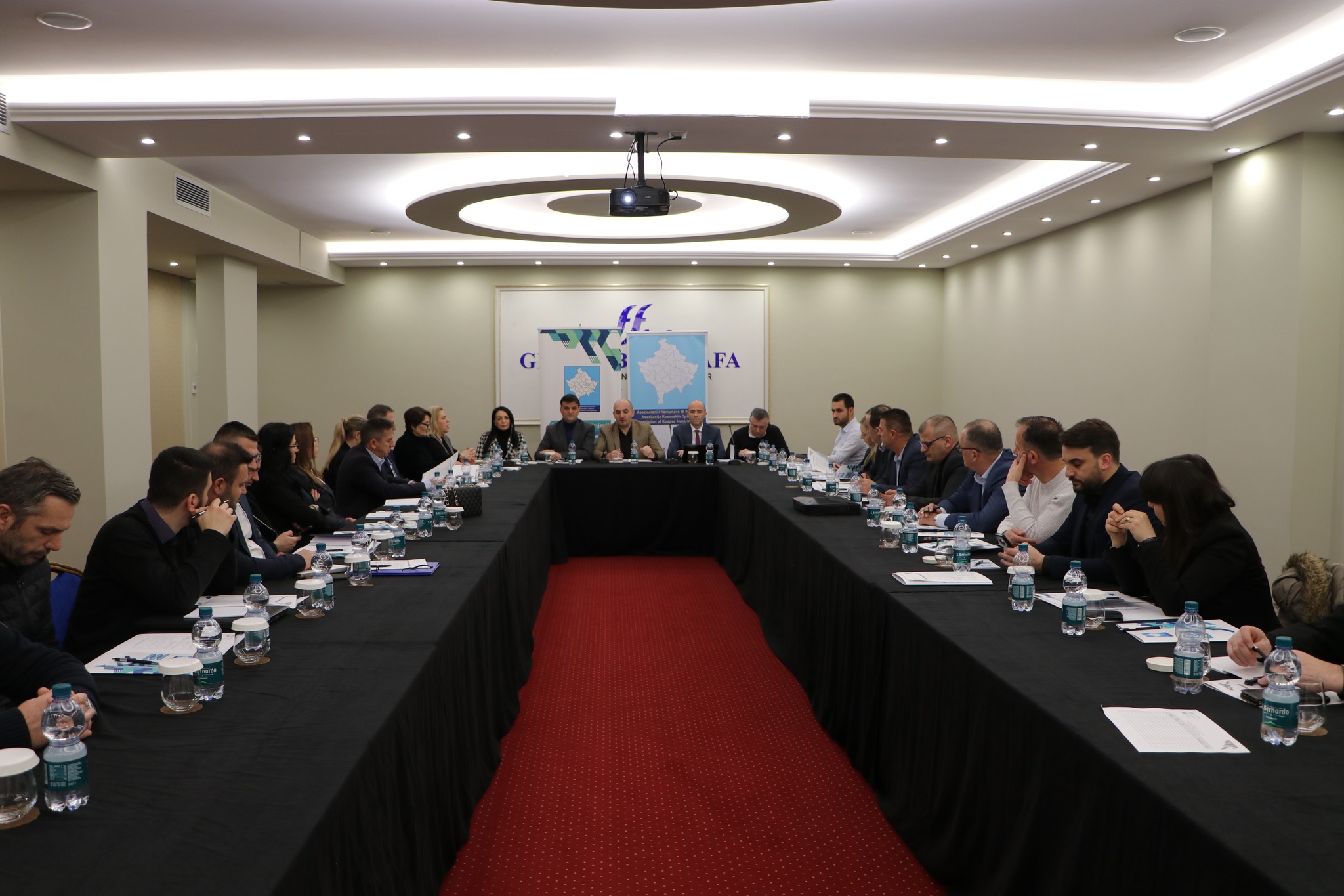 Komunat diskutojnë financat lokale me Ministrinë e Financave