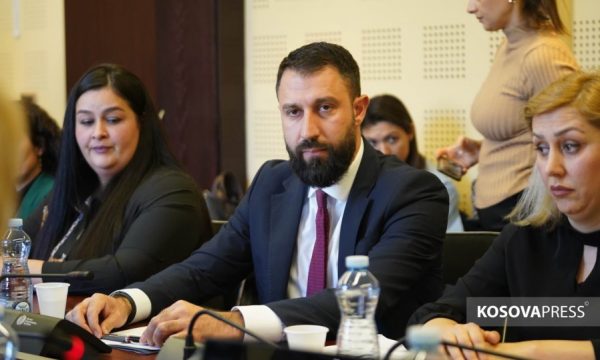 Miniatri Krasniqi premton shtim të buxhetit për komunat