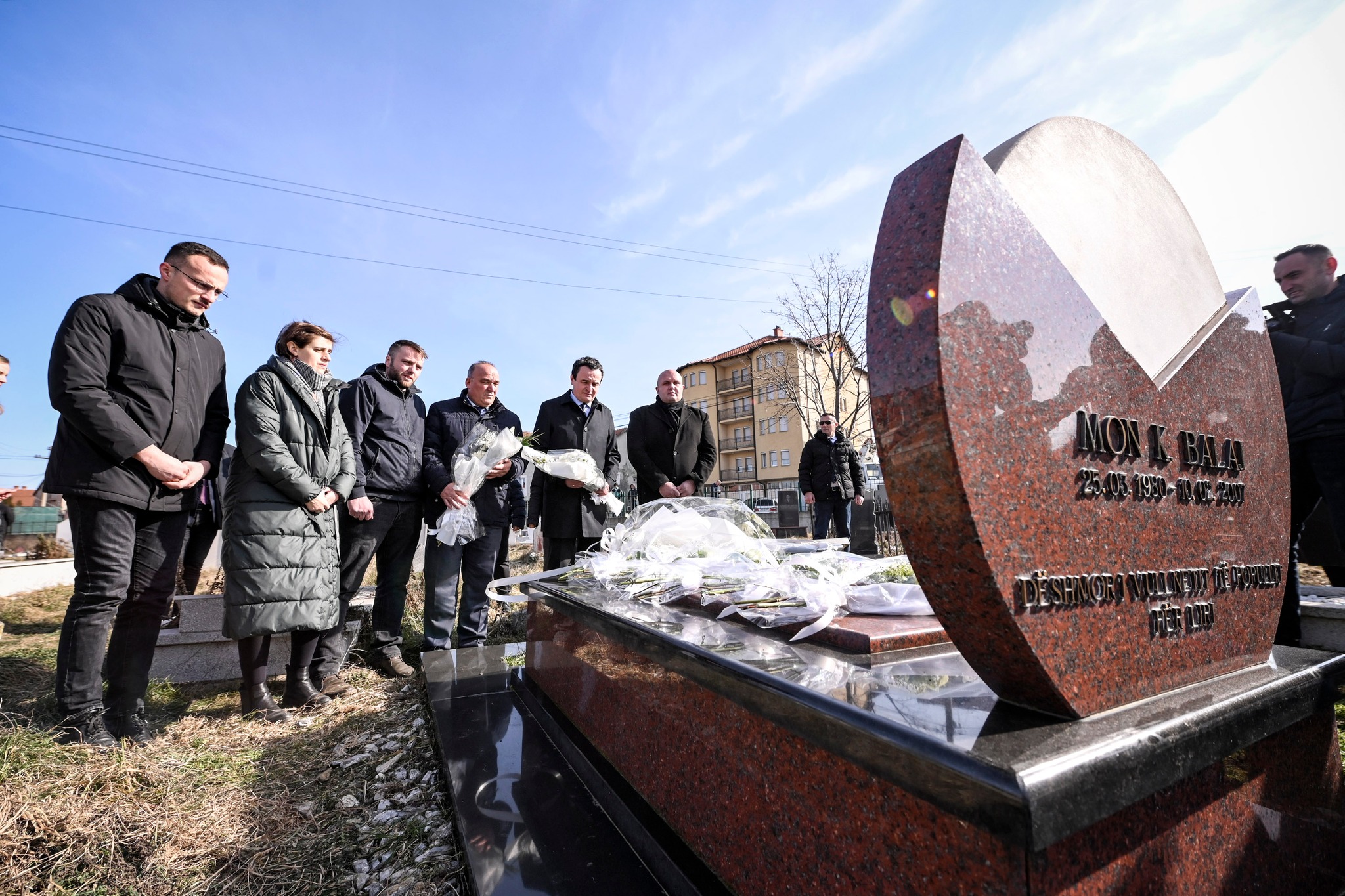 Kryeministri Albin Kurti dhe Shpejtim Bulliqi bënë homazhe tek varri i Mon Balajt në Podujevë (FOTO)