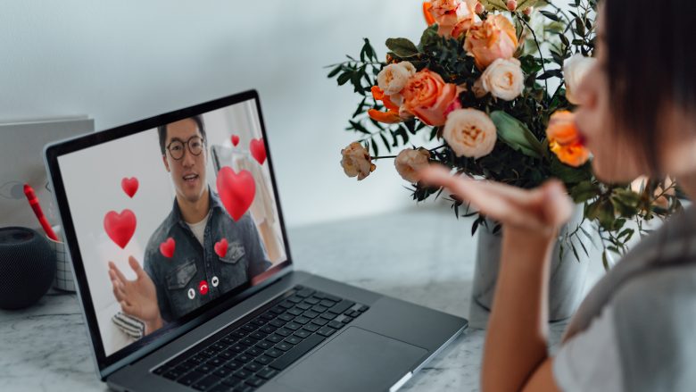 Kur emocionet mposhtin kilometrat: Gjashtë mënyra për festimin e Ditës së të dashuruarve, nëse nuk jeni afër personit të dashur