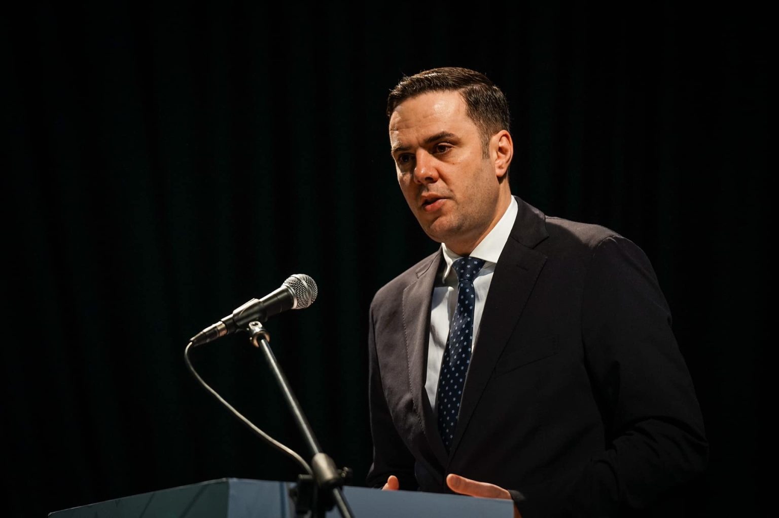 “Skizofreni i vogël Lumir”| LDK i reagon Elvis Hoxhës: Po përdorni metoda të regjimit të Stalinit