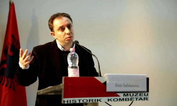 Aktivisti i VV’së nga Tirana tallet me simbolet e Kosovës në Ditën e Pavarësisë