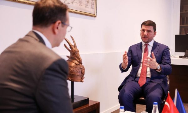 Krasniqi pret në takim ambasadorin turk, tregon çfarë biseduan