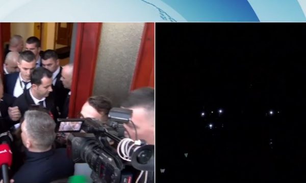 VIDEO- Jashtë ka protestë, Kuvendit të Shqipërisë i ndërpriten dritat