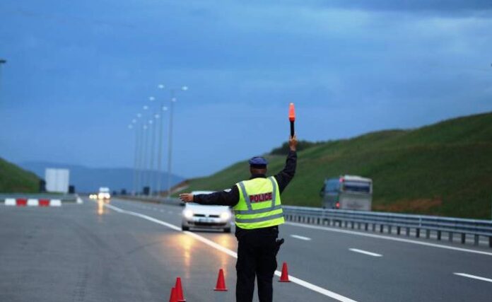 Policia e Kosovës shton kontrollet për pajisjet dimërore gjatë vozitjes