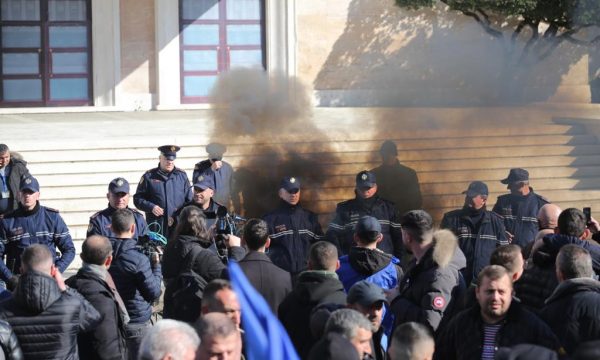 Protesta mbyllet me incident, hidhet tymuese në shkallët e Kryeministrisë në Tiranë