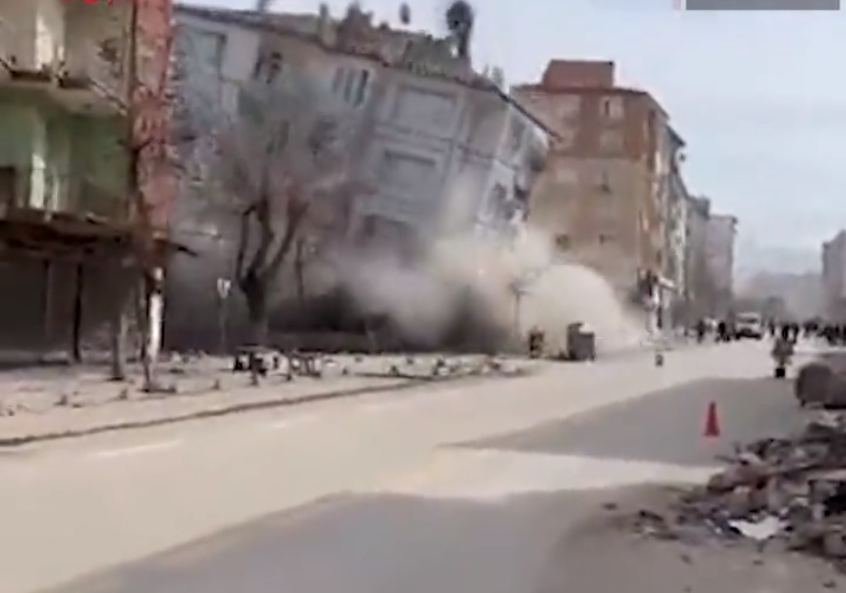 VIDEO/ Momenti kur shembet një ndertesë nga tërmeti i ri sot në Turqi