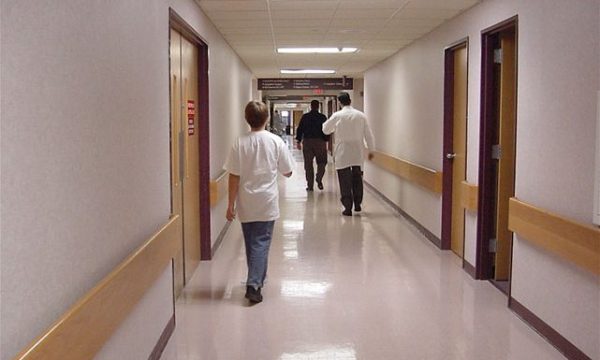 Rriten rastet me grip sezonal, doktoresha e QKMF’së tregon simptomat dhe moshën më të prekur