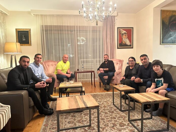 “Në shtëpi”, Haradinaj njofton për kthimin nga ShBA me një fotografi familjare