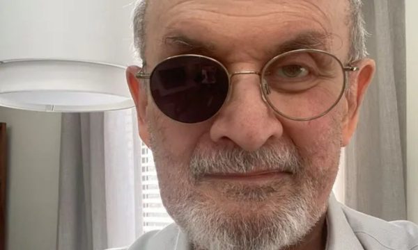 FOTO| Del sërish në publik Salman Rushdie