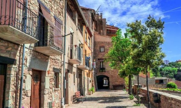 Dalin në shitje tetë shtëpi për 1 euro