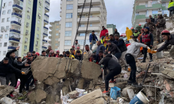 Bilanc tragjik në Turqi: Toka vazhdon të dridhet, mijëra zëra nën rrënoja luten për ndihmë
