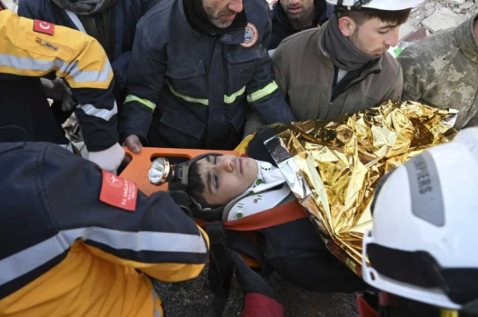 Plot 8 ditë nën rrënoja, shpëtohen të gjallë dy vëllezër në Turqi