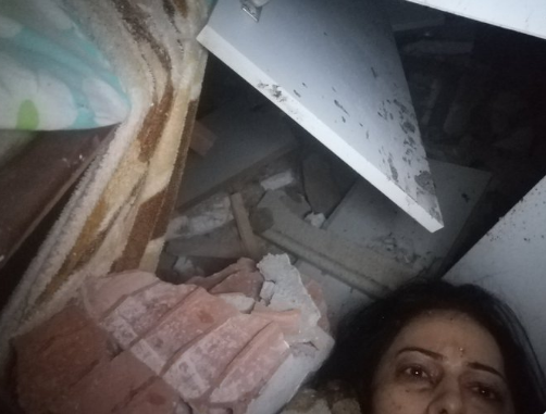 “Më shpëtoni”: Gruaja nën rrënoja poston fotografi, këngetari turk kërkon ndihmë për të