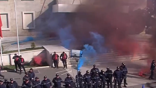 Qëllohet me lëndë plasëse dhe tymuese Kryeministria, afrohet RENEA dhe FNSH