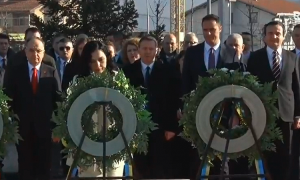 Krerët shtetëror bëjnë nderime te varri i Rugovës dhe Demaçit