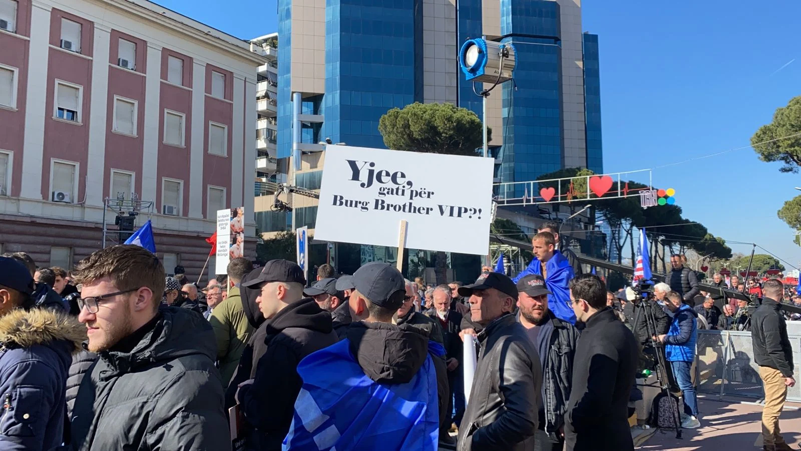 “Zarf i zi për Ramën”! PD dhe PL përdorin famën e Big Brother Vip për të thirrur protestuesit