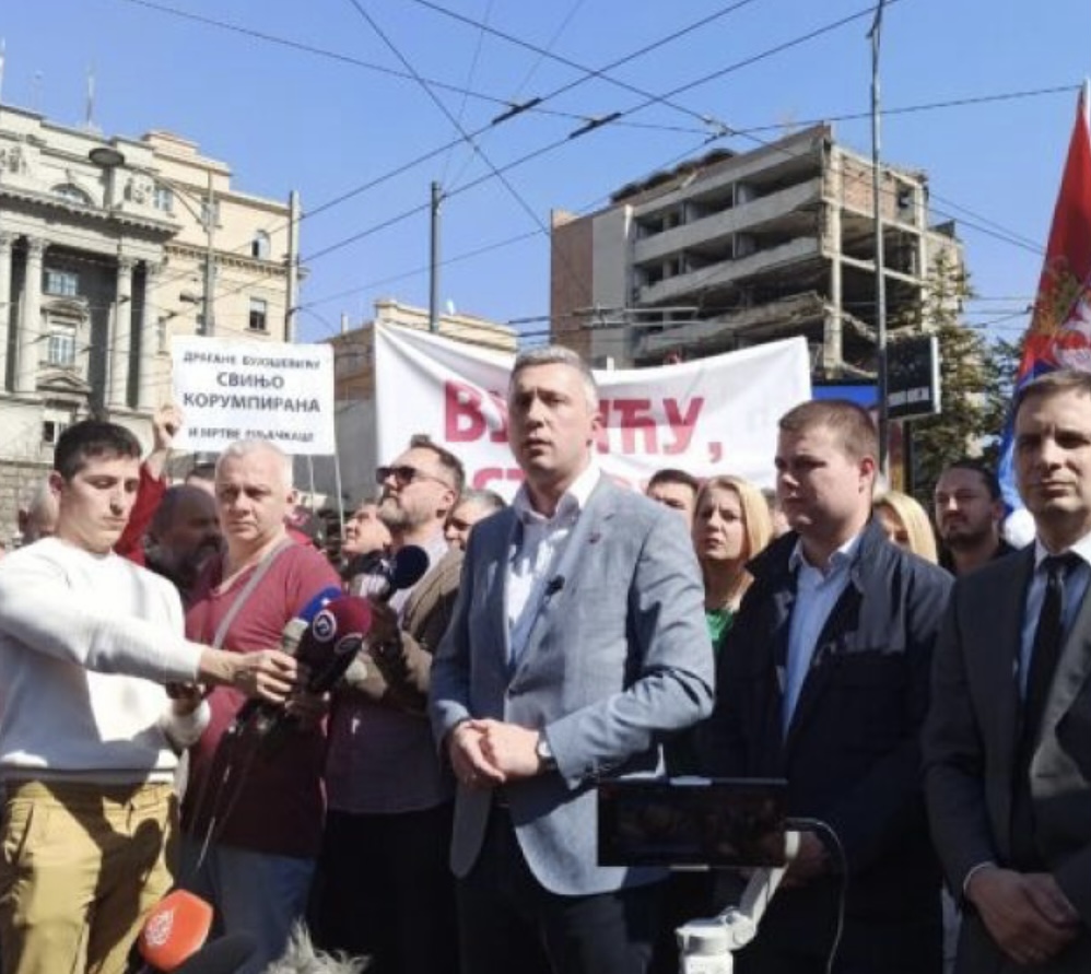 ‘’Jep dorëheqje, jo kapitullimit’’: Serbët protestojnë kundër Vuçiqit në Beograd