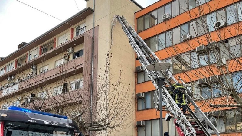 Bie fasada nga ndërtesa në Prishtinë, ndërhyjnë Zjarrfikësit