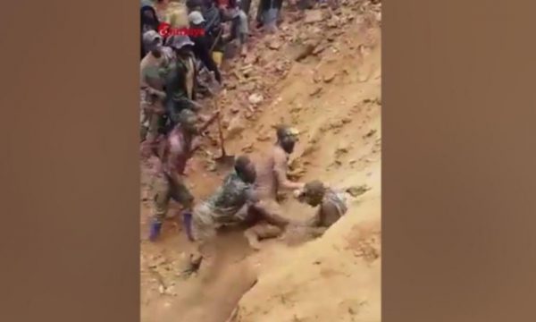 U bllokuan në një minierë ari, momenti kur minatorët shpëtohen duke gërmuar dheun me duar