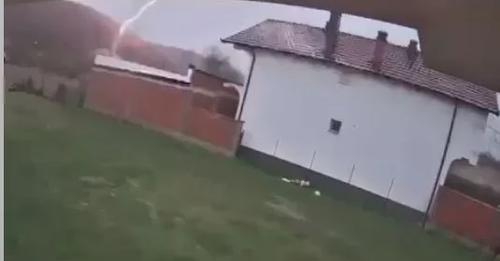 Rrufeja godet xhaminë në Prishtinë