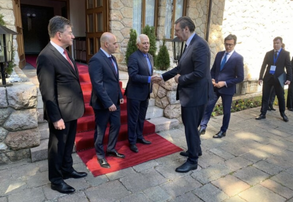 Vuçiqi në Ohër, me përcjellje policore nga toka e ajri