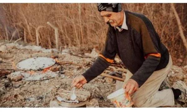 Plaku që gatuante fli për gruan e sëmurë tash ka mbetur i vetëm