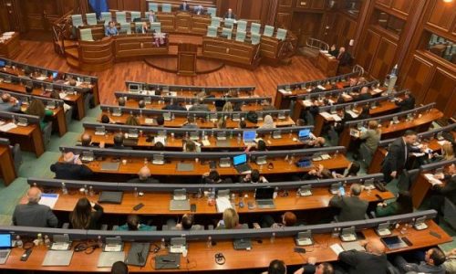 Kuvendi ndan 40 mijë euro për blerjen e tepisonave dhe perdeve