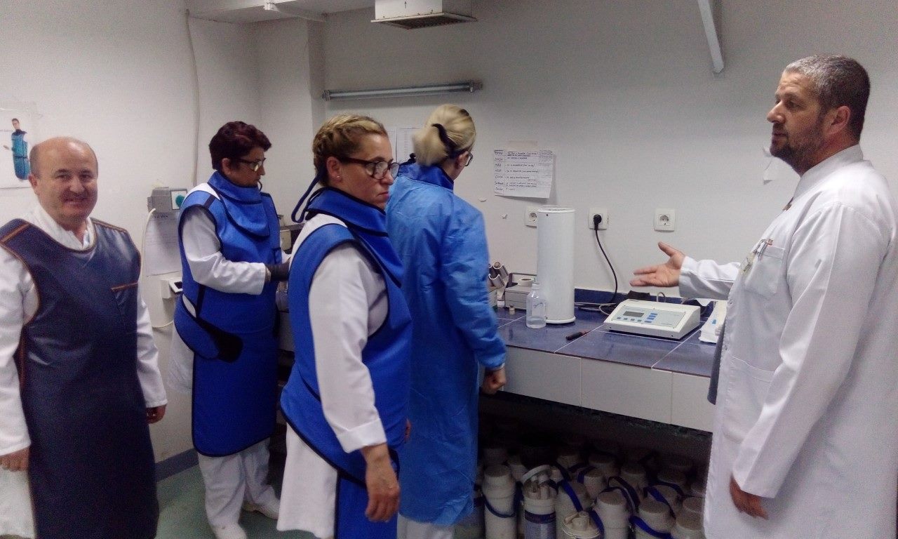 Klinika e Mjekësisë Nukleare s’ka dhomë izolimi, pacientët paguajnë mijëra euro jashtë Kosovës për Radiojod terapi