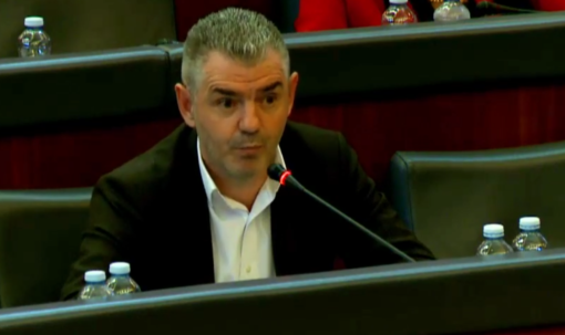 E shau Kurtin me nënë në Kuvend, Shala: Ma dërgoni vërejtjen me postë